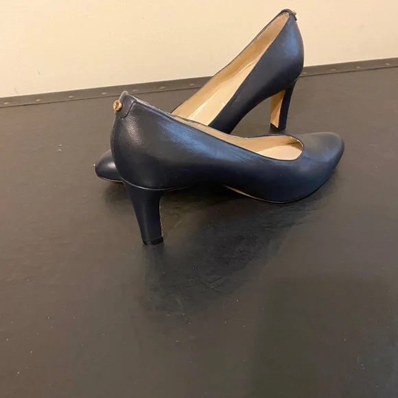 Vallaverde Chic Navy Blue Women’s Leather Heels w/ Letter V on Heel, Sz 8-1/2. - Picture 4 of 14